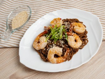 Соба с креветками и кисло-сладким соусом