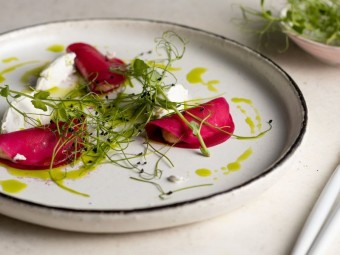 Равиоли из свеклы с ореховым кремом и фетой