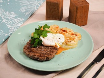 Бифштекс с яйцом пашот и картофельным гратеном