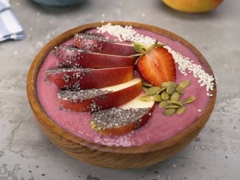 Ягодно-яблочный смузи-боул с имбирем