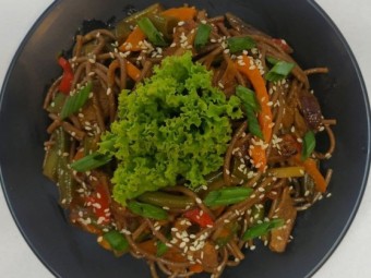 Гречневая лапша с овощами и говядиной на вок