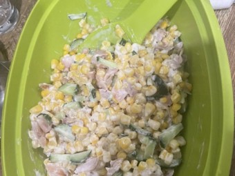 Салат с кукурузой и копченой курицей