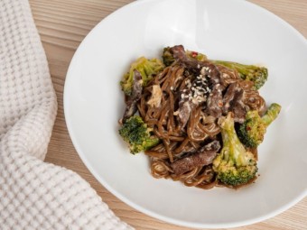 Соба с говядиной и брокколи