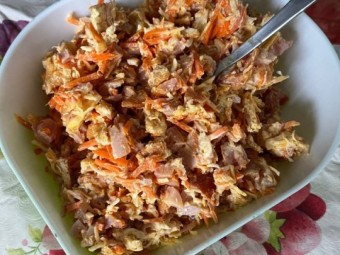 Салат с копченой курицей, корейской морковкой и сыром