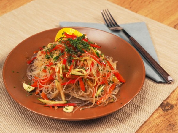 Фунчоза с огурцом и болгарским перцем