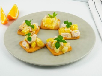 Канапе с курицей, ананасом и апельсином