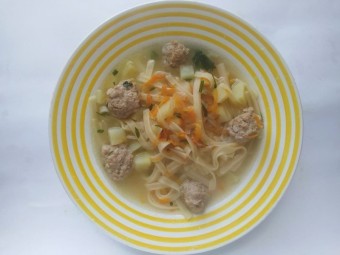 Суп с лапшой удон и фрикадельками