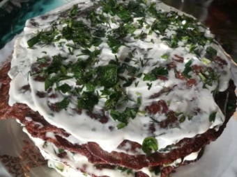 Печеночный ароматный торт со свежей зеленью