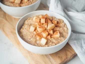 Быстрая овсянка с яблоками в микроволновке