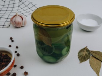 Овощной салат с луком в банках