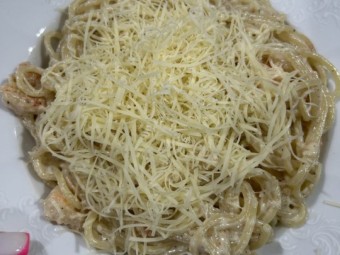 Паста с креветками, сыром и чесноком