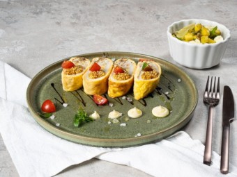 Кальмары, фаршированные яйцом и луком