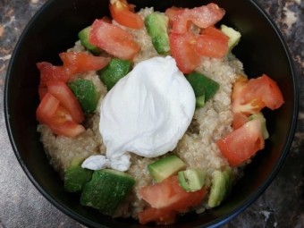 Поке с яйцом пашот и киноа