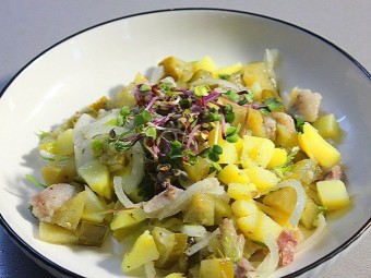 Картофельный салат с сельдью и огурцами