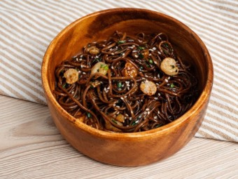 Соба с креветками и соусом унаги