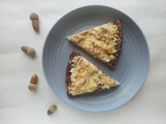 Быстрая хлебная пицца на сковороде с тунцом и творогом