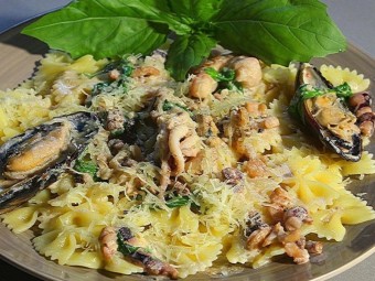 Фарфалле с морепродуктами и шпинатом в сливочном соусе с пармезаном