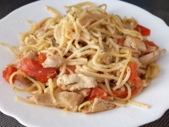 Быстрая паста с куриной грудкой, овощами и специями