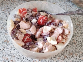 Салат с фасолью, яйцом и копченой курицей