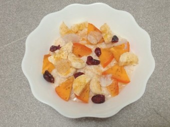 Рисовая каша на топленом молоке с хурмой, бананом, сушеной клюквой, личи, кокосовым маслом и тростниковым сахаром
