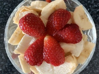 Освежающий клубнично-банановый десерт с мороженым