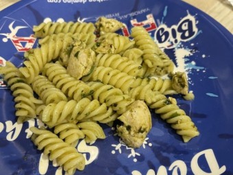 Фузилли с курицей и соусом песто