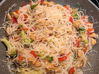 Рисовая лапша вок с овощами и курицей