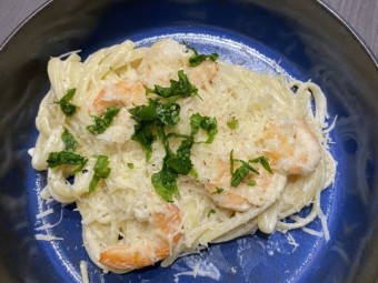 Паста с креветками, чесноком и зеленью