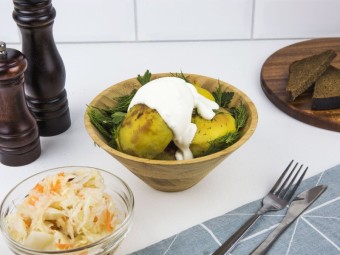 Запеченный картофель со сметаной и зеленью