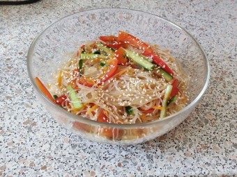 Теплый салат с фунчозой