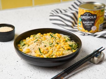 Салат из фунчозы с кукурузой