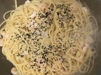 Спагетти с креветками в сливках