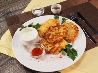 Драники с сервелатом и репчатым луком, украшенные паприкой