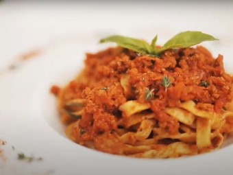 Домашние фетучини в соусе болоньезе