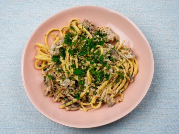 Спагетти с грибами и орехами