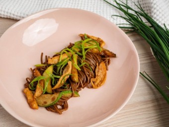 Соба с курицей и кабачком