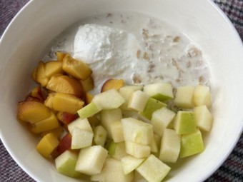 Геркулес с творогом и фруктами на завтрак