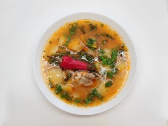 Вкусный свиной суп на кости