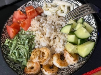 Поке с креветками и кальмаром