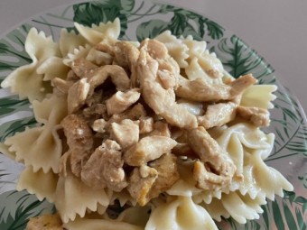 Бантики с курицей в сметане и соусе терияки