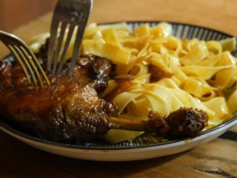 Новогодняя утка с облепихой на огне