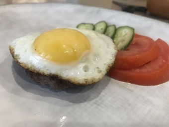 Бифштекс из говяжьего фарша с глазуньей