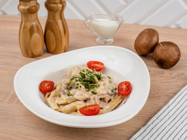 Паста с грибами и ветчиной