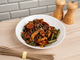 Соба со свининой и овощной смесью в соусе унаги