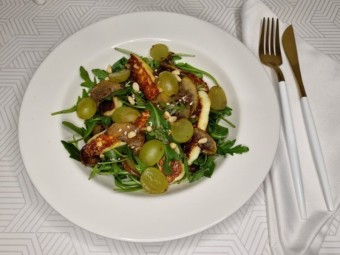 Салат с халуми и грушей