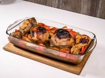 Курица, запеченная с яблоками и болгарским перцем
