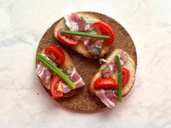 Сытные бутерброды с салом