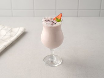 Коктейль с мороженым и клубникой