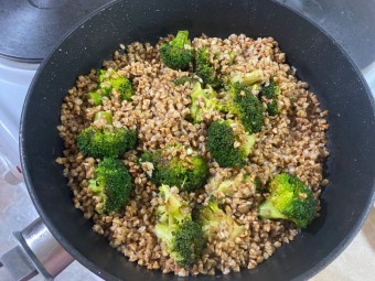 Гречка с брокколи на сковороде