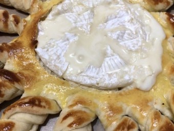 Пирог с плавленым сыром камамбер